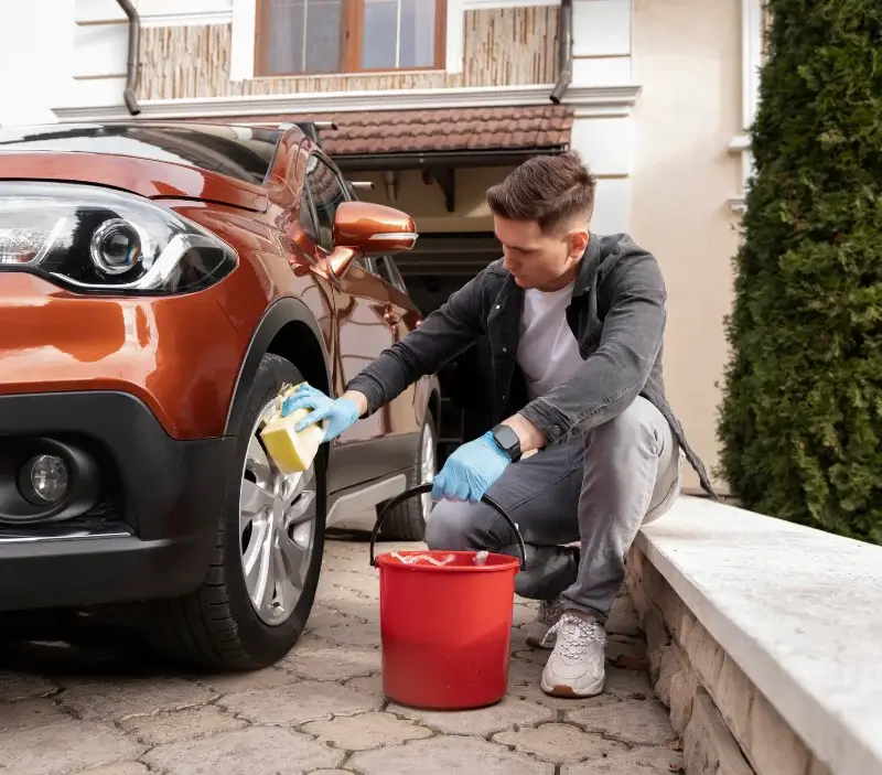 Lavage auto à domicile Cellieu : professionnel intervenant sur un véhicule